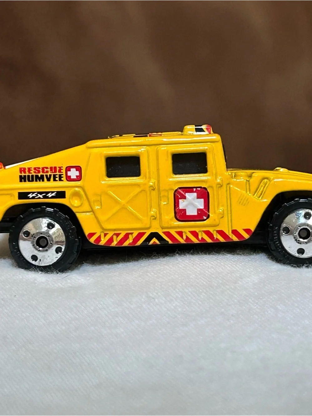 Matchbox Hummer H1 Rescue Humvee Yellow 2003 Special Edition 1/64